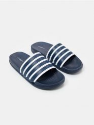 Klapki w paski - granatowy. Niebieskie klapki Sinsay. Za 29.99 zł.