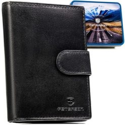 Klasyczny, skórzany portfel męski w czarnym kolorze zamykany zatrzaskiem - Peterson. Czarne portfele Peterson, bez wzorów, ze skóry. Za 89.99 zł.
