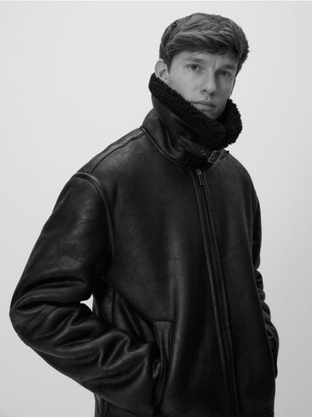 Kurtka sherpa z kołnierzem - czarny. Czarne kurtki Reserved, l, bez wzorów, z tkaniny, bez kaptura. Za 359.99 zł.