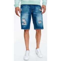 SZORTY MĘSKIE JEANSOWE Z NAPISAMI I PRZETARCIAMI. Szorty marki TOP SECRET. W wyprzedaży za 39.99 zł.