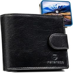Poziomy portfel męski ze skóry naturalnej w czarnym kolorze w zestawie z brelokiem - Peterson. Czarne portfele Peterson, bez wzorów, ze skóry. Za 99.99 zł.