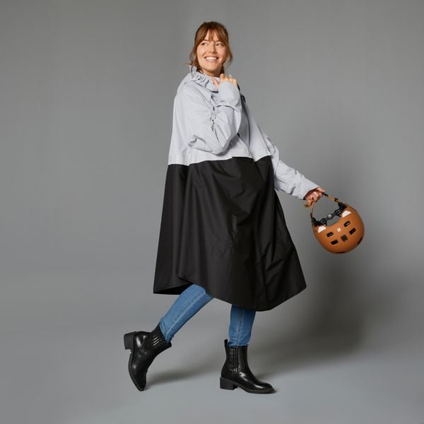 Ponczo na rower miejski Btwin 540 przeciwdeszczowe odblaskowe PPE. Czarne kurtki przeciwdeszczowe B'TWIN, s, bez wzorów, z materiału, bez kaptura. Za 189.99 zł.