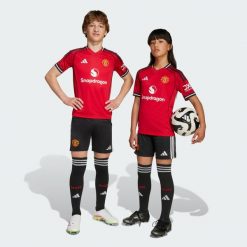 Spodenki domowe Manchester United 25/26. Czarne krótkie spodenki sportowe Adidas, bez wzorów. Za 179.00 zł.