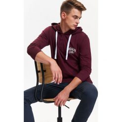 BLUZA MĘSKA Z KAPTUREM Z LEKKIEJ DZIANINY. Bluzy marki TOP SECRET. W wyprzedaży za 39.99 zł.