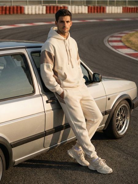 Spodnie dresowe jogger - kremowy. Białe joggery i bojówki Sinsay, l, bez wzorów, z dresówki. Za 29.99 zł.