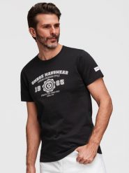 Męski bawełniany t-shirt z nadrukiem w stylu college – czarny V2 - Rozmiar: S. Czarne t-shirty Ombre Clothing, m, z aplikacjami, z bawełny, bez kołnierzyka, bez ramiączek. Za 119.99 zł.