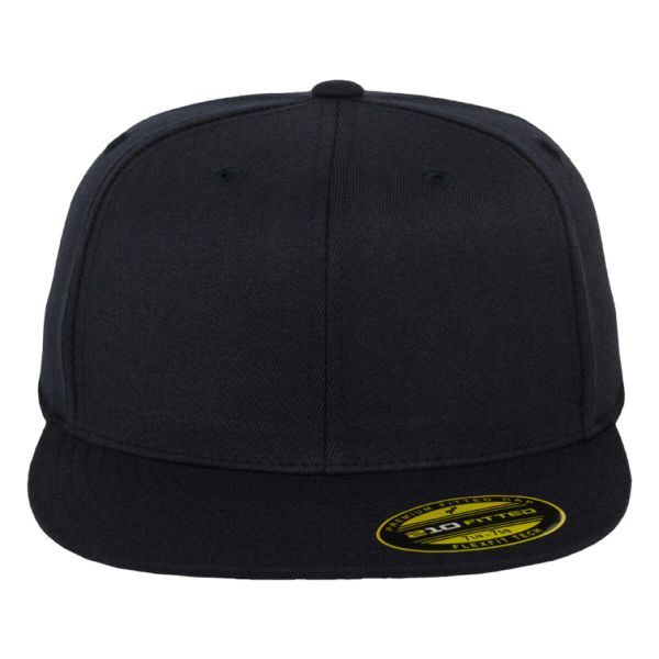 Czapka Z Daszkiem Premium 210. Czarne czapki z daszkiem FLEXFIT, bez wzorów, z elastanu. Za 92.99 zł.