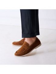 British Passport Skórzane mokasyny "Penny" w kolorze jasnobrązowym rozmiar: 45. Brązowe botki sznurowane British Passport, bez wzorów, bez obcasa, bez zapięcia. Za 347.99 zł.