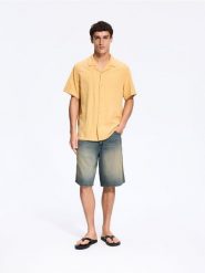 Wzorzysta koszula regular fit - kremowy. Białe koszule Reserved, l, bez wzorów, z bawełny, bez kołnierzyka, bez ramiączek. Za 119.99 zł.