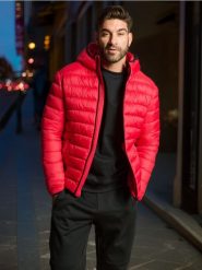 Kurtka puffer z kapturem - czerwony. Czerwone kurtki Sinsay, l, bez wzorów, z materiału, z kapturem. Za 99.99 zł.