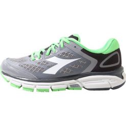 Diadora MYTHOS SHINDANO 5 Obuwie do biegania treningowe gray/green. Buty do biegania marki Diadora, z materiału. W wyprzedaży za 381.65 zł.