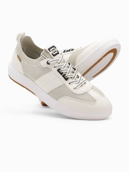 Wsuwane męskie sneakersy ze strukturalnego materiału – kremowe V1. Białe buty sportowe casual Ombre Clothing, z aplikacjami, z meshu, bez zapięcia. W wyprzedaży za 89.99 zł.