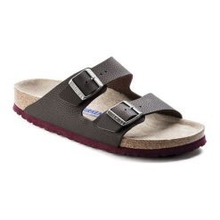 Klapki w kolorze ciemnobrązowym. Klapki marki Birkenstock. W wyprzedaży za 269.95 zł.