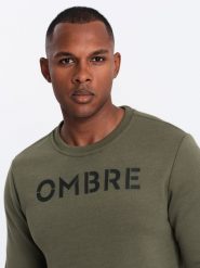 Klasyczna bluza męska dresowa z napisem – ciemnooliwkowa V2 OM-SSPS-0181 - XXL. Zielone bluzy Ombre Clothing, l, bez wzorów, z bawełny, bez kaptura. Za 95.99 zł.