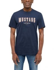 Męski T-Shirt Mustang Style Austin Dark Sapphire 1016266 4136. Niebieskie t-shirty Mustang, m, bez wzorów, bez kołnierzyka, bez ramiączek. Za 69.99 zł.
