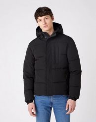 KURTKA MĘSKA PUCHOWA WRANGLER THE BODYGUARD BLACK W4C8WW100 112129105. Czarne kurtki Wrangler, na zimę, m, bez wzorów, z puchu, bez kaptura. Za 359.99 zł.