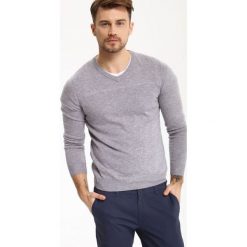 SWETER MĘSKI W SEREK. Swetry nierozpinane TOP SECRET. W wyprzedaży za 29.99 zł.