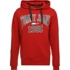 Tommy Jeans ESSENTIAL GRAPHIC HOODIE Bluza z kapturem red. Bluzy marki Tommy Jeans. Za 399.00 zł.