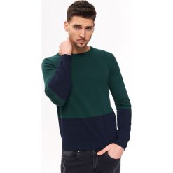 SWETER MULTIKOLOROWY. Swetry nierozpinane marki TOP SECRET. W wyprzedaży za 59.99 zł.