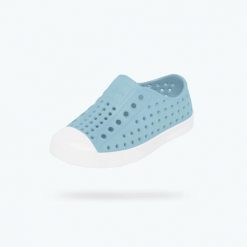 Buty miejskie dziecięce NATIVE JEFFERSON YOUTH. Niebieskie bezrękawniki Native Shoes, bez wzorów, z gumy, bez kołnierzyka, bez ramiączek. Za 139.99 zł.