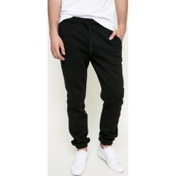 Lacoste - Spodnie. Spodnie materiałowe marki LACOSTE. W wyprzedaży za 279.90 zł.
