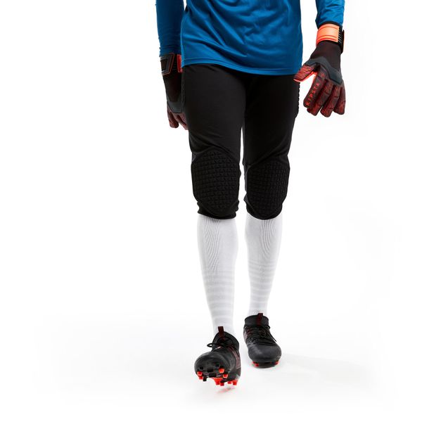 Spodnie 3/4 do piłki nożnej dla bramkarza F500. Brązowe szorty KIPSTA, l, bez wzorów, z materiału, sportowe. W wyprzedaży za 69.99 zł.