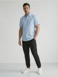 Spodnie jogger cargo ze wzorem moro - czarny. Czarne joggery i bojówki Sinsay, bez wzorów. Za 59.99 zł.