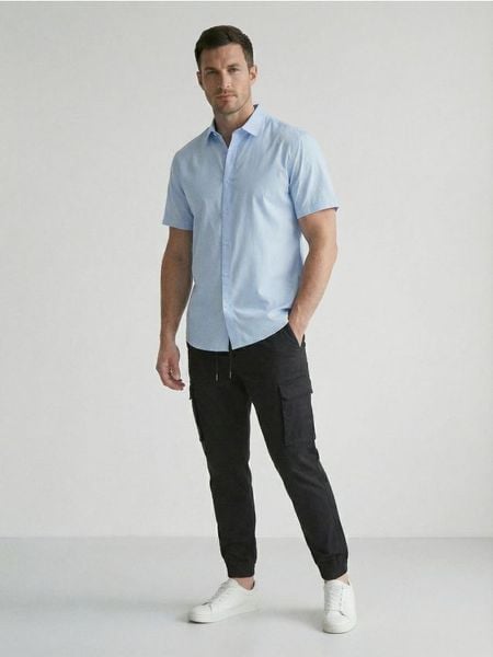 Spodnie jogger cargo ze wzorem moro - czarny. Czarne joggery i bojówki Sinsay, bez wzorów. Za 59.99 zł.