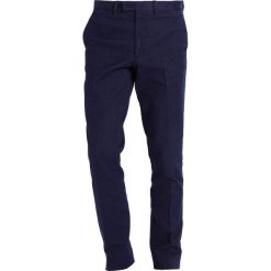 J.LINDEBERG GRANT Spodnie garniturowe mid blue. Eleganckie spodnie marki J.LINDEBERG. W wyprzedaży za 439.20 zł.