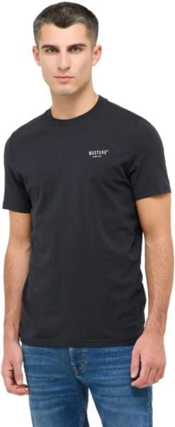 Męski T-Shirt Mustang Style Austin Jet Black 1016481 4188. Czarne t-shirty Mustang, m, bez wzorów, bez kołnierzyka, bez ramiączek. Za 69.99 zł.