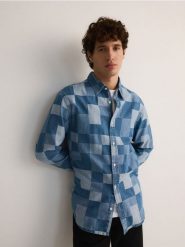 Wzorzysta koszula regular z denimu - niebieski. Niebieskie koszule Reserved, l, bez wzorów, z denimu, bez kołnierzyka, bez ramiączek. W wyprzedaży za 49.99 zł.