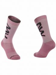 Skarpety rowerowe NORTHWAVE Extreme Air Sock różowe. Czerwone skarpety Northwave, w ażurowe wzory, z dzianiny. Za 69.00 zł.