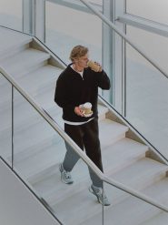 4F Sweter regular z wełną męski - czarny XL. Czarne golfy 4F, l, bez wzorów, z jeansu, bez ramiączek. Za 269.99 zł.