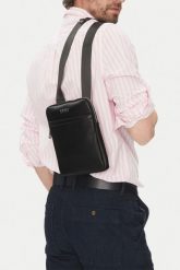GUESS Czarna męska saszetka Milano. Czarne torby na ramię Guess, z aplikacjami, ze skóry ekologicznej, bez dodatków. W wyprzedaży za 319.99 zł.