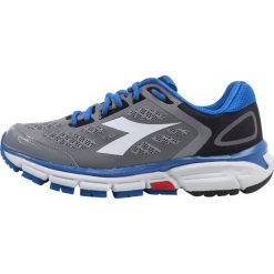Diadora SHINDANO 5 Obuwie do biegania treningowe ice grey/blue. Buty treningowe marki Diadora. W wyprzedaży za 272.35 zł.