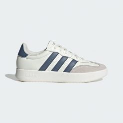 Buty Barreda. Białe buty trekkingowe Adidas, bez wzorów, ze skóry, bez zapięcia, trekkingowe. Za 228.99 zł.