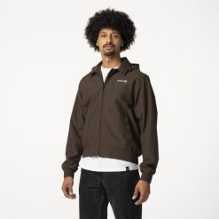 Męska kurtka przeciwdeszczowa Twill Bomber wodoodporna brązowa. Brązowe kurtki AGU, l, bez wzorów, z materiału, bez kaptura. Za 589.50 zł.
