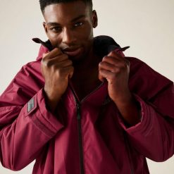 Wodoodporny szlafrok do przewijania dla dorosłych unisex. Czarne szlafroki Regatta, bez wzorów, bez ramiączek, bez kaptura. W wyprzedaży za 247.49 zł.