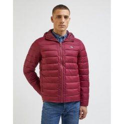 LEE MĘSKA KURTKA ZIMOWA LIGHT PUFFER JKT RED 112341645 L87H015548. Czerwone kurtki Lee, na zimę, l, bez wzorów, bez kaptura. Za 349.99 zł.