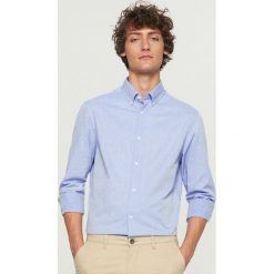 Koszula z żakardowej bawełny regular fit - Niebieski. Koszule marki Under Armour. W wyprzedaży za 69.99 zł.