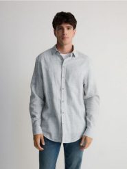 Bawełniana koszula regular fit - ciemnozielony. Zielone koszule Reserved, l, bez wzorów, z bawełny, bez kołnierzyka, bez ramiączek. Za 119.99 zł.