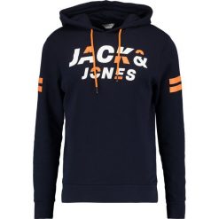 Jack & Jones JCONEWADA Bluza z kapturem dark blue. Bluzy z kapturem marki Jack & Jones, m, z bawełny, z kapturem. W wyprzedaży za 134.10 zł.