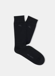 Gładkie czarne skarpetki męskie z subtelnym logo P000B-SX-060-C. Czarne skarpety Pako Lorente, bez wzorów, z dzianiny. Za 39.99 zł.