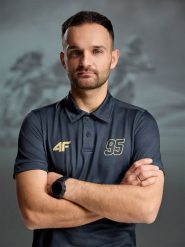 4F Koszulka polo szybkoschnąca męska 4F x Bartosz Zmarzlik - czarna XL. Czarne koszulki polo 4F, m, bez wzorów, z dzianiny, bez kołnierzyka, bez ramiączek. Za 179.99 zł.