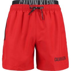 Calvin Klein Swimwear MEDIUM DOUBLE Szorty kąpielowe salsa. Kąpielówki marki Calvin Klein Swimwear. Za 299.00 zł.