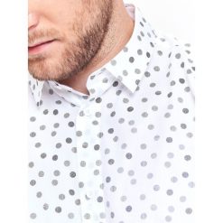 KOSZULA MĘSKA Z NADRUKIEM O KROJU SLIM. Koszule marki TOP SECRET. W wyprzedaży za 39.99 zł.