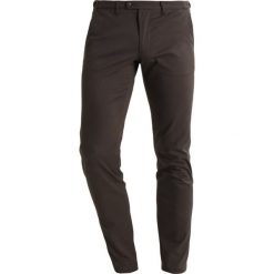 DRYKORN Chinosy khaki. Spodnie materiałowe DRYKORN. W wyprzedaży za 407.20 zł.
