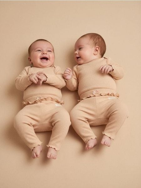 Prążkowane legginsy z falbanką 2 pack - beżowy. Brązowe legginsy długie sportowe Sinsay, l, bez wzorów, prążkowane. W wyprzedaży za 11.99 zł.