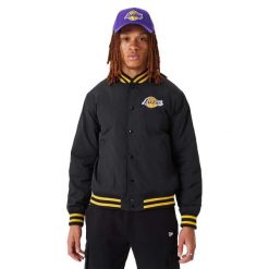 Kurtka bomberka New Era NBA Los Angeles Lakers Script Bomber Jacket - 60332205. Czarne kurtki New Era, bez wzorów, bez kaptura. Za 620.55 zł.