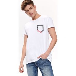 T-SHIRT Z NADRUKIEM. Bluzki z długim rękawem marki TOP SECRET. Za 39.99 zł.